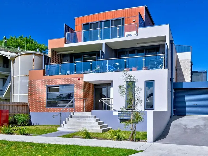 TOWNHOUSE STYLE APARTMENT WOW!