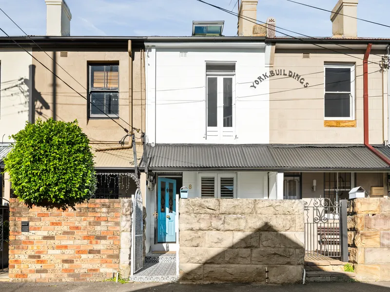 Charming 1880s Terrace in a Secluded Mews-Style Setting