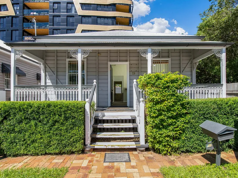 Rarely offered freestanding cottage in Kangaroo Point Peninsula