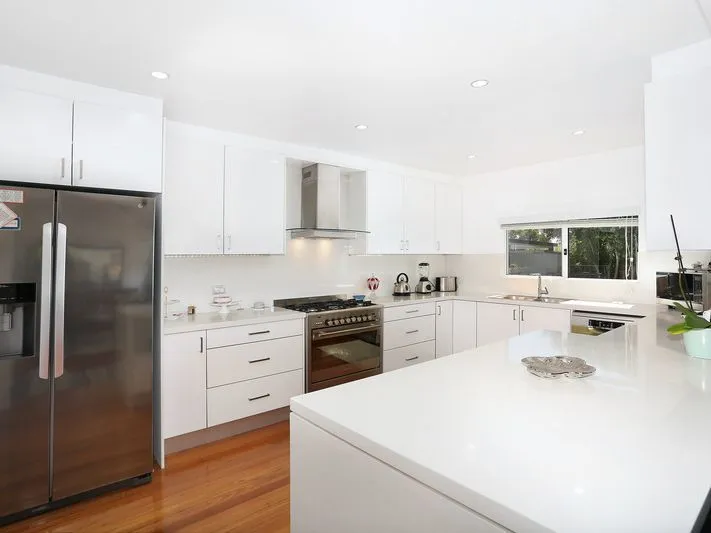 BEAUTIFULLY PRESENTED 5 BEDROOM HOME 