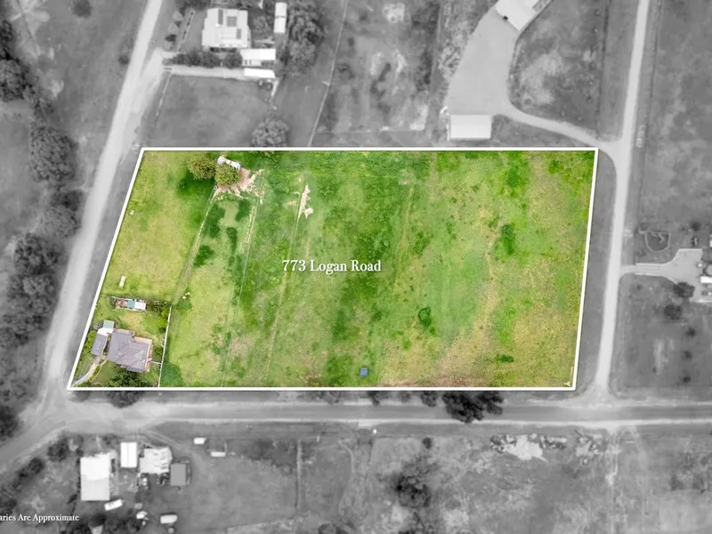 Semi-rural lifestyle property, perfect for horse/livestock Owners!