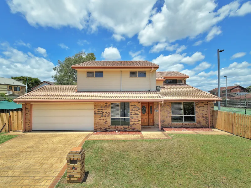 LARGE FAMILY HOME WITH POOL IN MANSIFELD CATCHMENT!