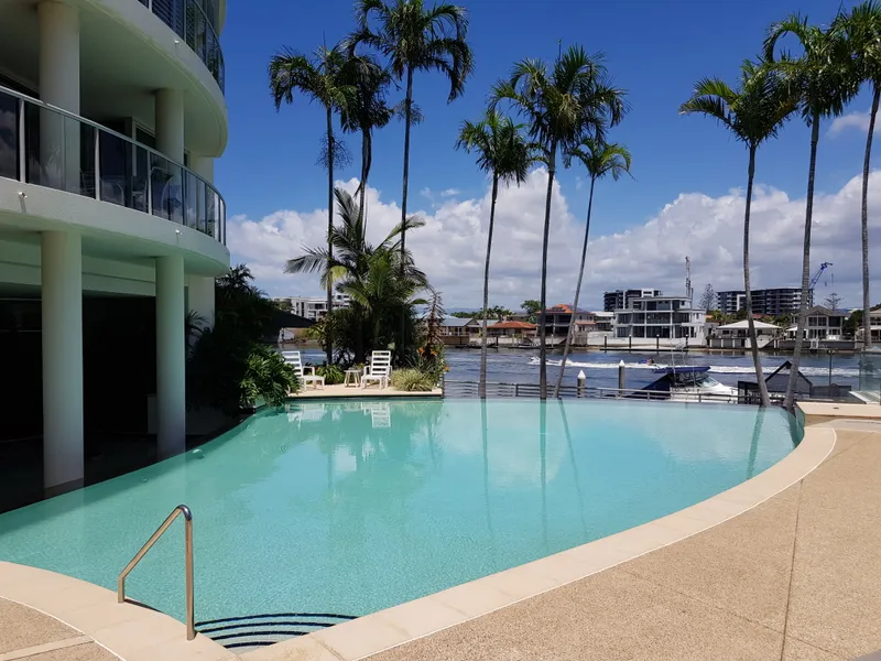 Newly renovated furnished 2 bed unit Surfers Paradise