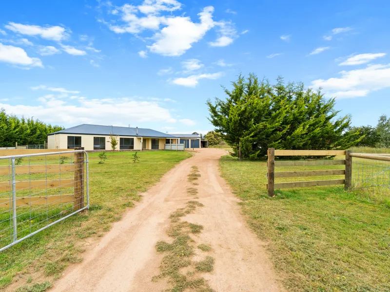 RURAL LIVING AT ITS ABSOLUTE FINEST!