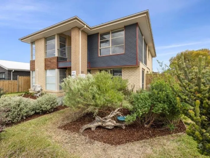 Large family home with flexible floor plan to work from home or run a home based business