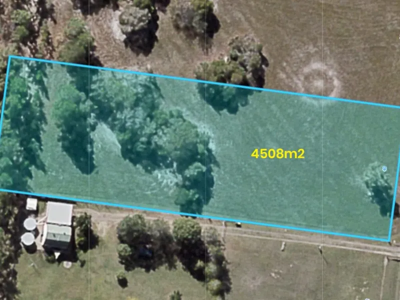 SMALL ACREAGE MINUTES FROM TOWN