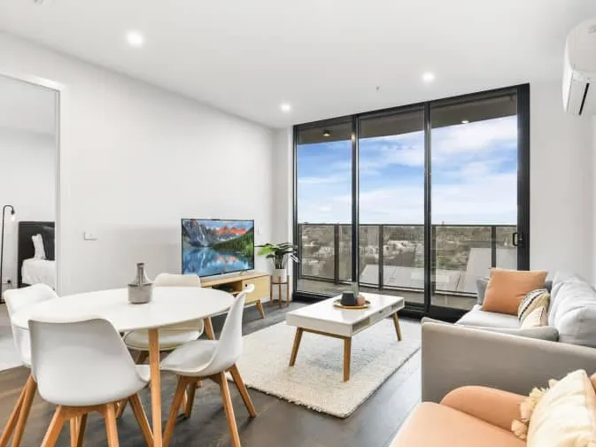 CAULFIELD LIVING- CLOSE TO UNIVERSITY AND RACECOURSE