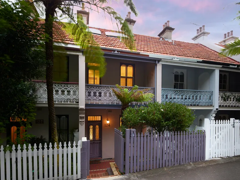 Harbourside terrace living with sparkling views 