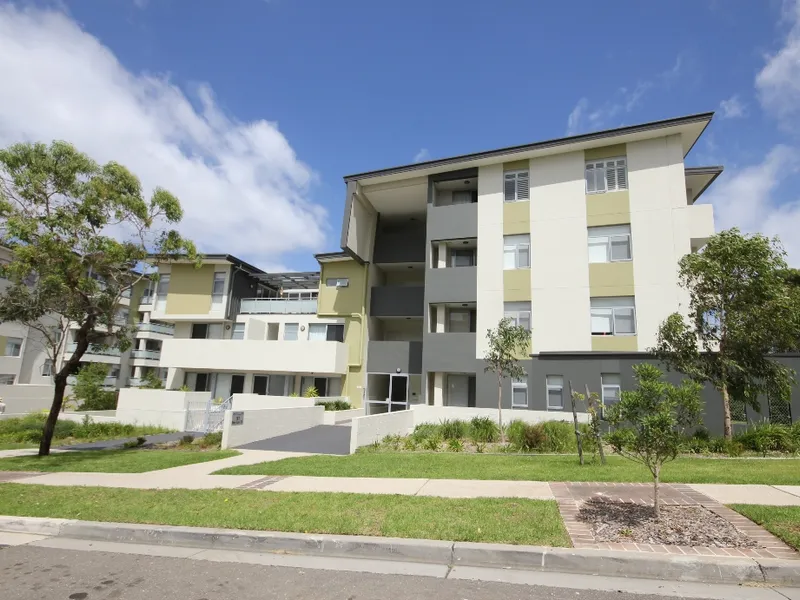 MODERN, BRIGHT TWO BEDROOM UNIT WITH COURTYARD