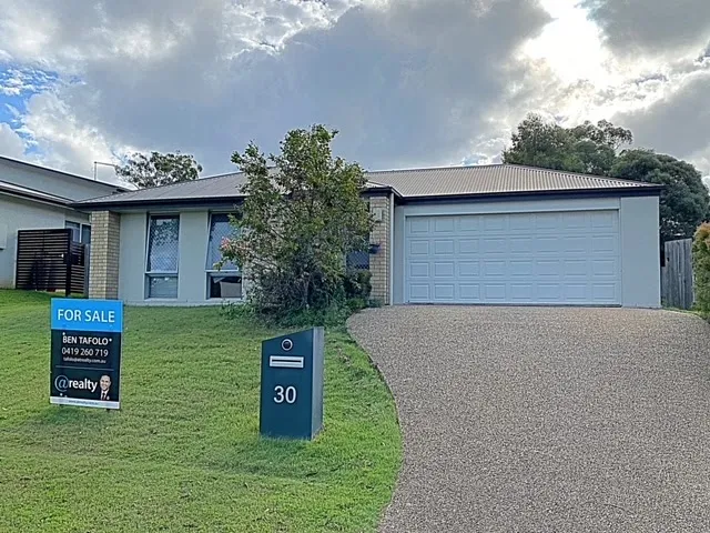 Family home on sprawling block in quiet tree-lined location!