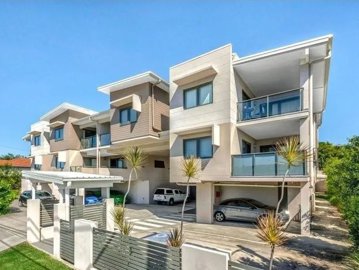 OVERSIZED APARTMENT IN ENVIABLE LOCATION