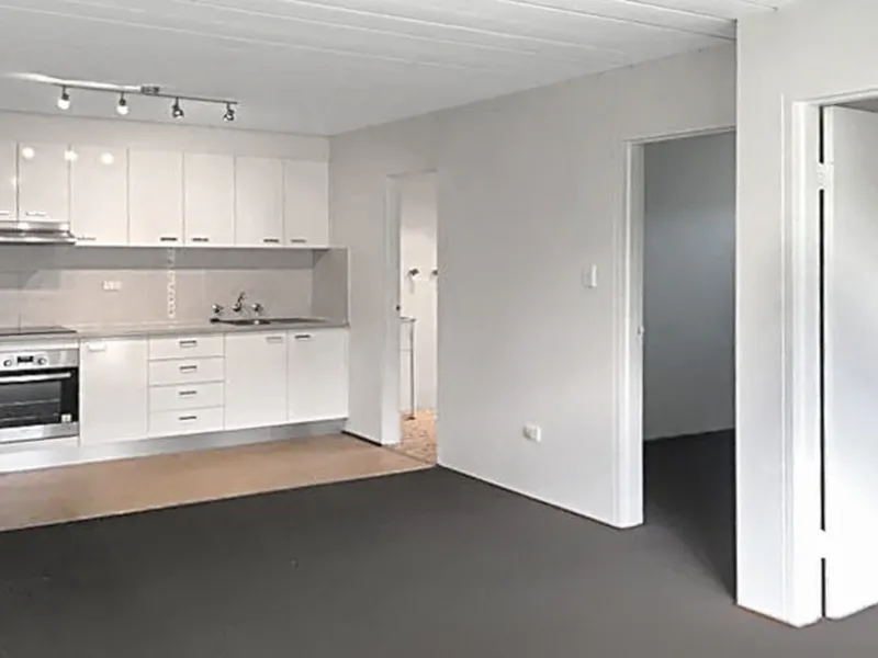 Convenient Living in Oak Flats: Ground Floor Charm