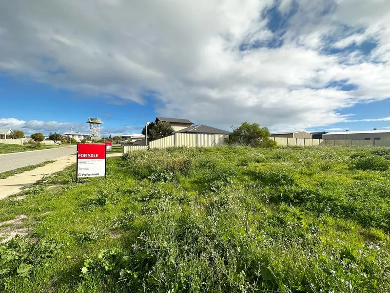 HUGE BLOCK ON GLOVER CRESCENT - 840sqm