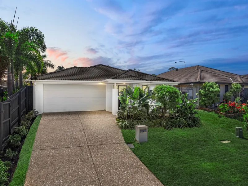 Captivating & Tastefully Renovated !!!...4 bedroom 2 bath, 2 Garage Hampton Inspired Family Home With Loads to offer ...