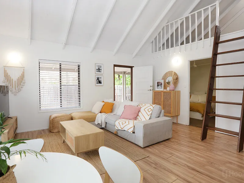 Stylish Duplex with High Ceilings and a Loft