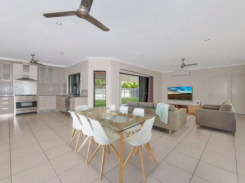 Large executive home in top location!