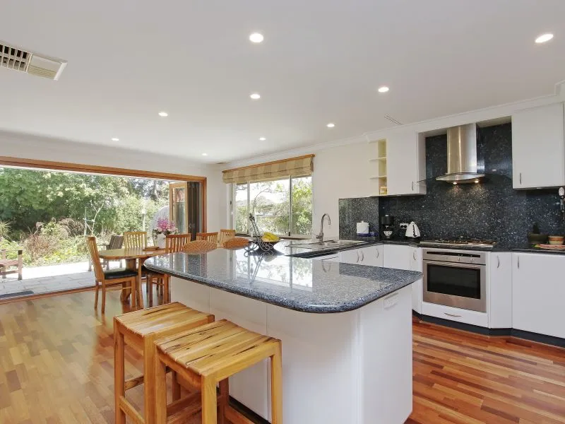 ROSSMOYNE PRIMARY AND HIGH SCHOOL ZONE!