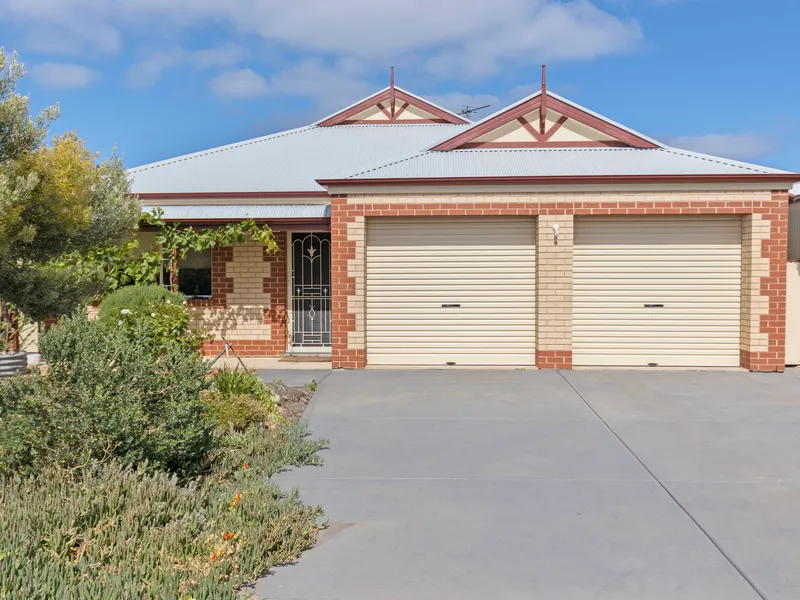 Energy Efficient Home in Beachside Location! Gardener included!