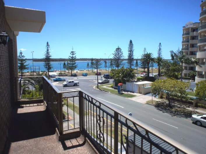 BROADWATER VIEWS - TOP LEVEL UNIT - VERY CENTRALLY LOCATED  