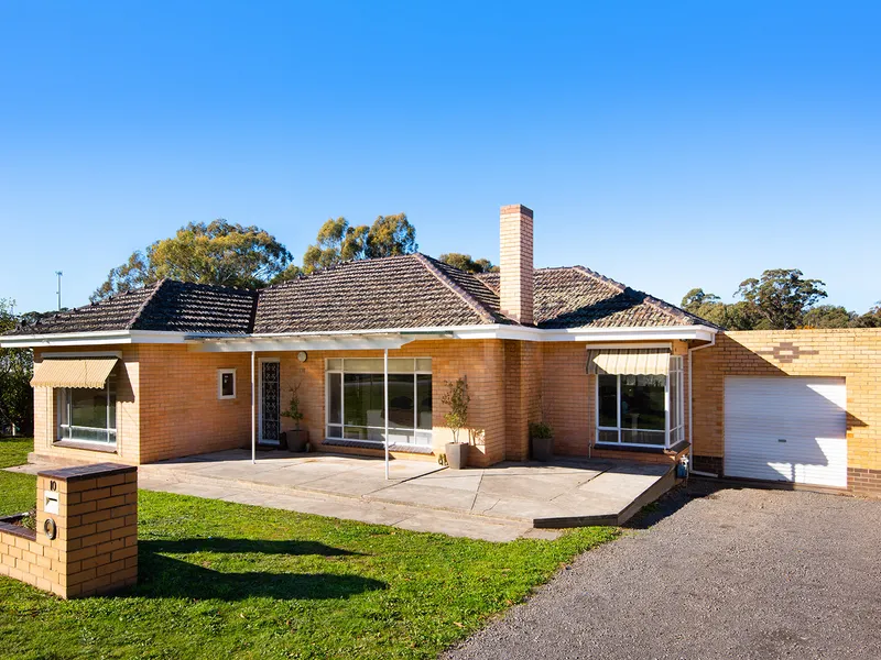 SOLID AND CLASSIC CREAM BRICK WITH LARGE LIGHT ROOMS Lovely country garden and outlook with 1,515m2 (0.37 Acre) land.