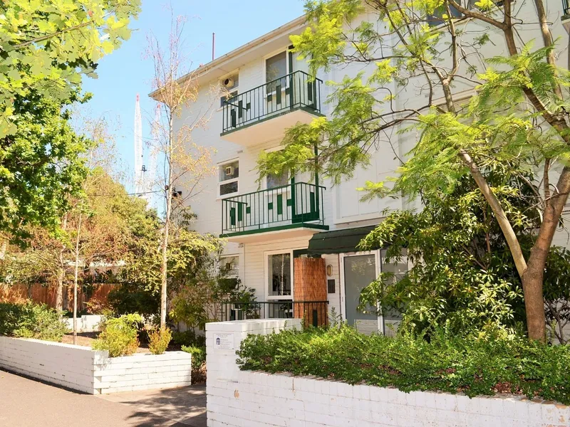 STUNNING 1 BEDROOM APARTMENT