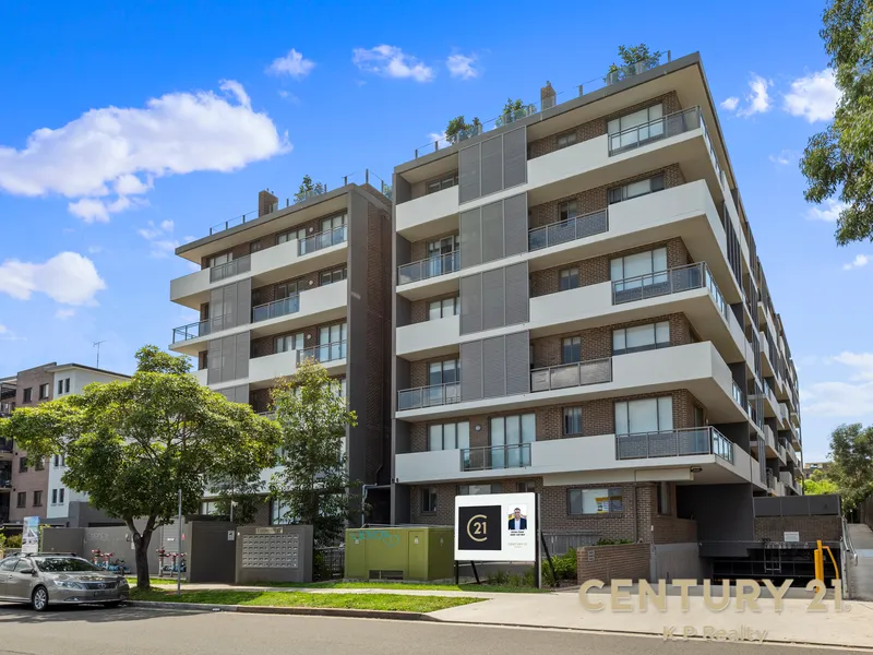 Near New Spacious unit close to the Station and Westfield...A Must See!