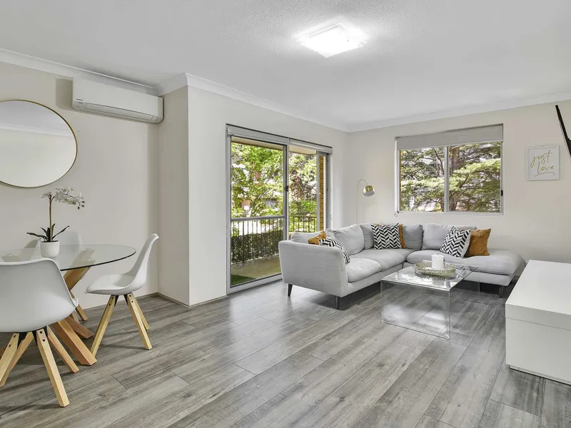 Beautifully renovated apartment a walk to Top Ryde