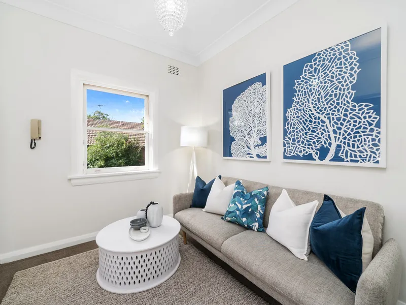 Top Floor Character Filled Art Deco Apartment