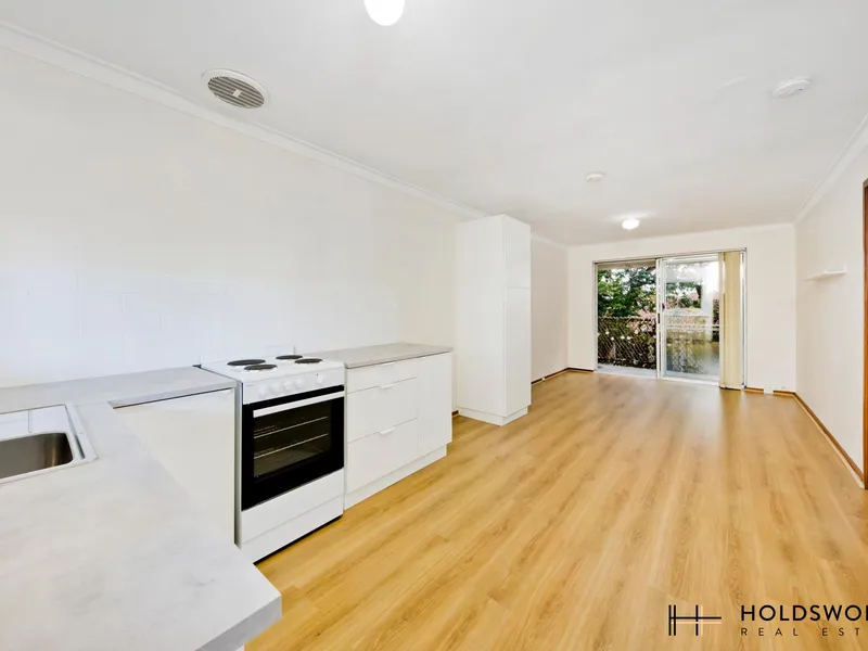 Sunlit Apartment in Leafy Poet's Corner