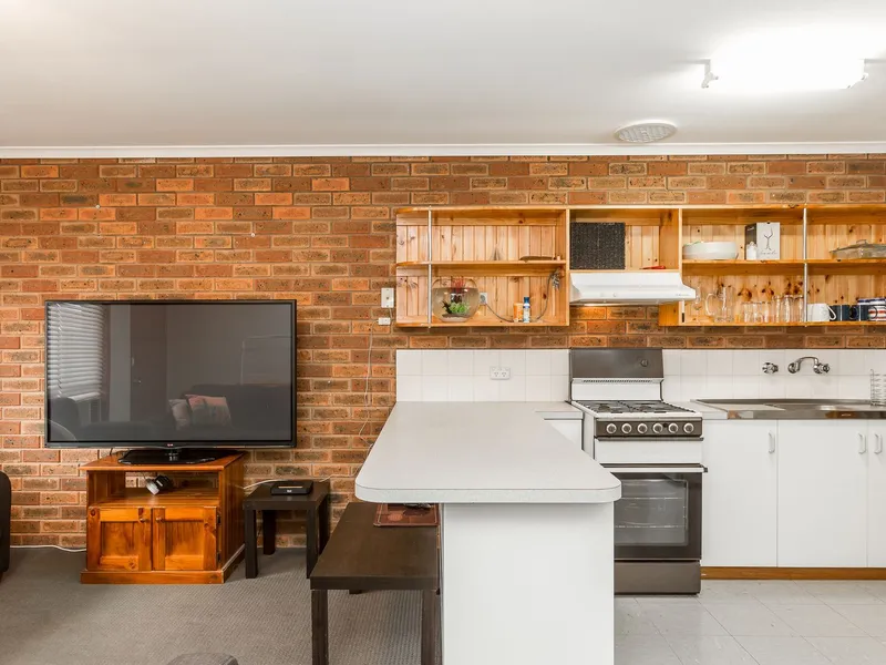 Low Maintenance 2 Bedroom Unit