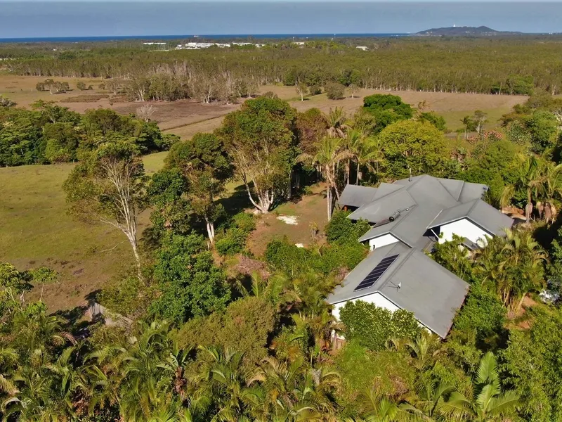 BYRON LUXURY COUNTRY HILLTOP RETREAT