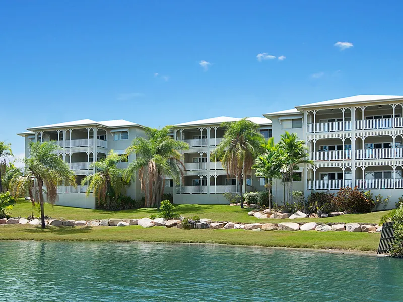 Modern Living: Sleek Kitchen, Spacious Balcony, and Pool in a Prime Location!