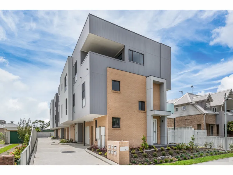 STUNNING AND MODERN TOWNHOUSE IN PRIME LOCATION OF MAYFIELD