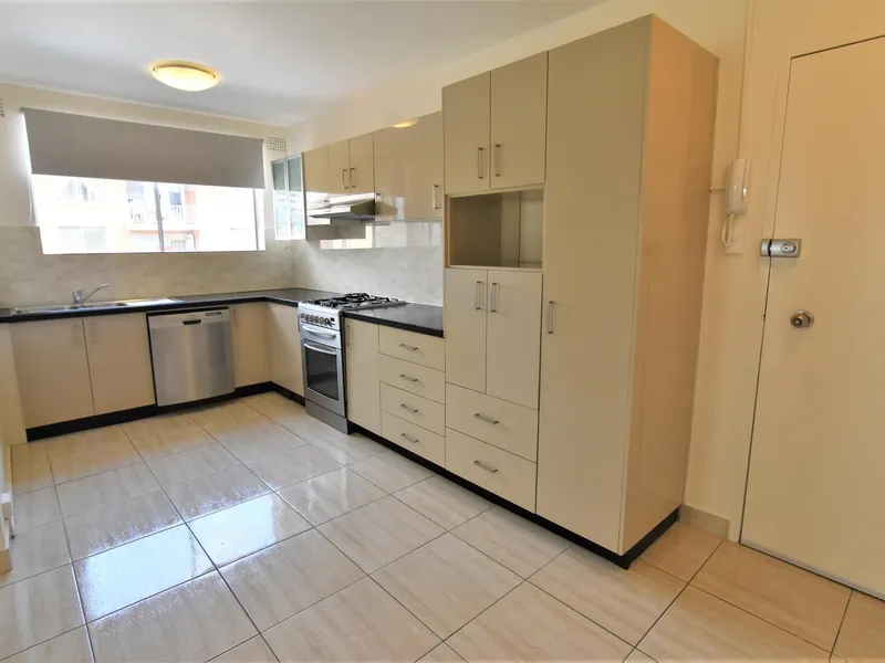 Modern Two Bedroom Unit Opposite The Park