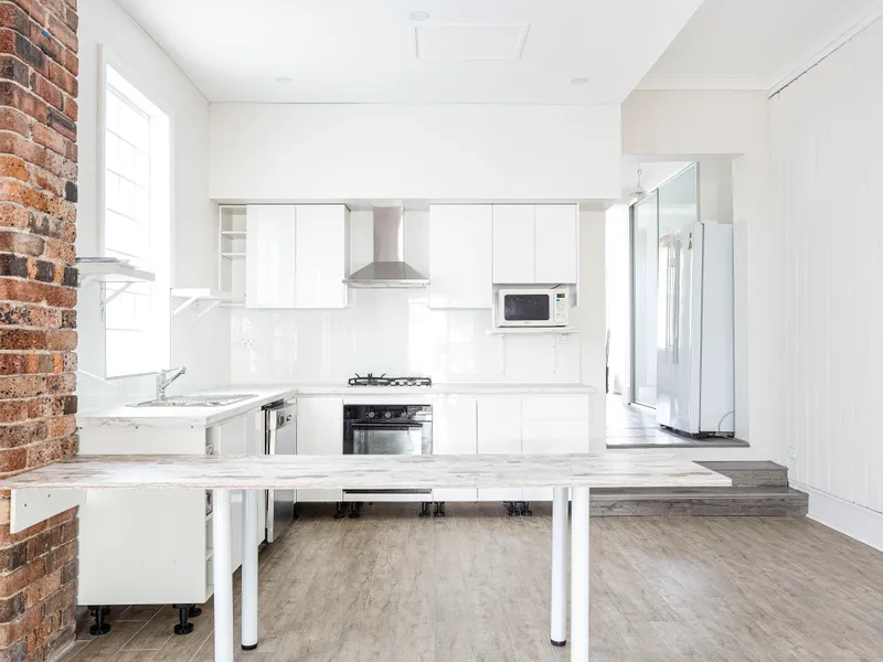 Spacious renovated house / 2 living zones