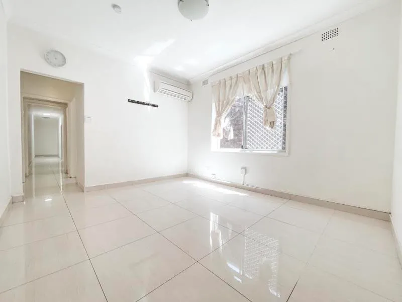 SPACIOUS FOUR BEDROOM APARTMENT IN BOTANY - ACCESS VIA REAR (NILSON LANE)