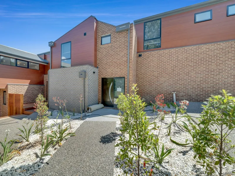 Near New Ultimate Setting With Lifestyle, Position and Convenience!!