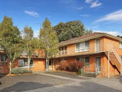 GROUND LEVEL APARTMENT!