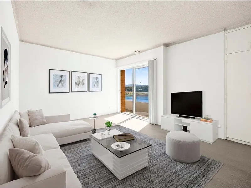 BEAUTIFULLY POSITIONED APARTMENT ON NARRABEEN LAKE