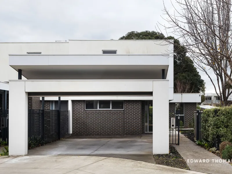 Contemporary, Carefree Living On The Park