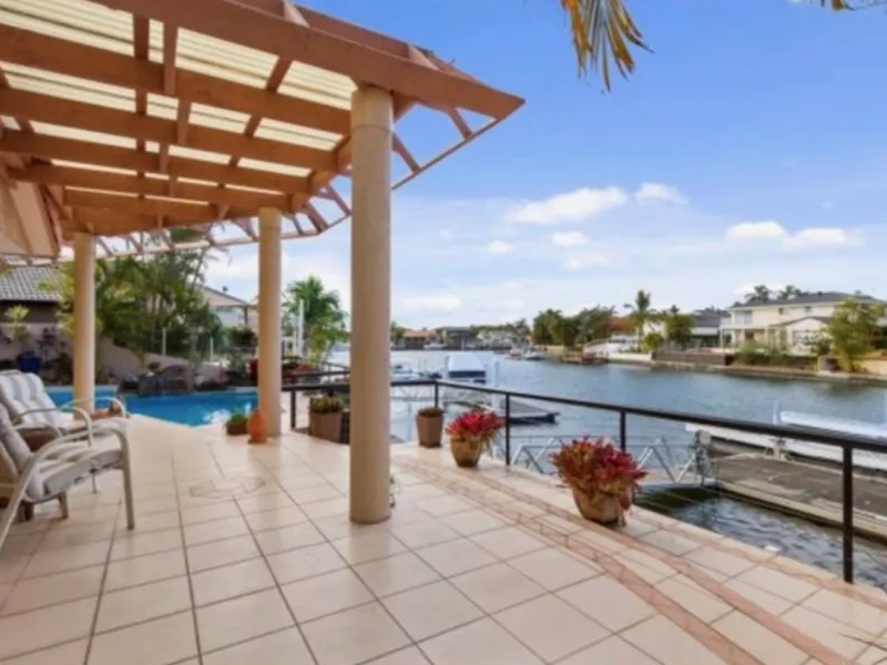 Single Level Waterfront Position, North-facing Master Bedroom, Newly Renovated!