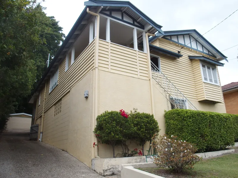 High Set Classy Home with Ducted Air-conditioning!