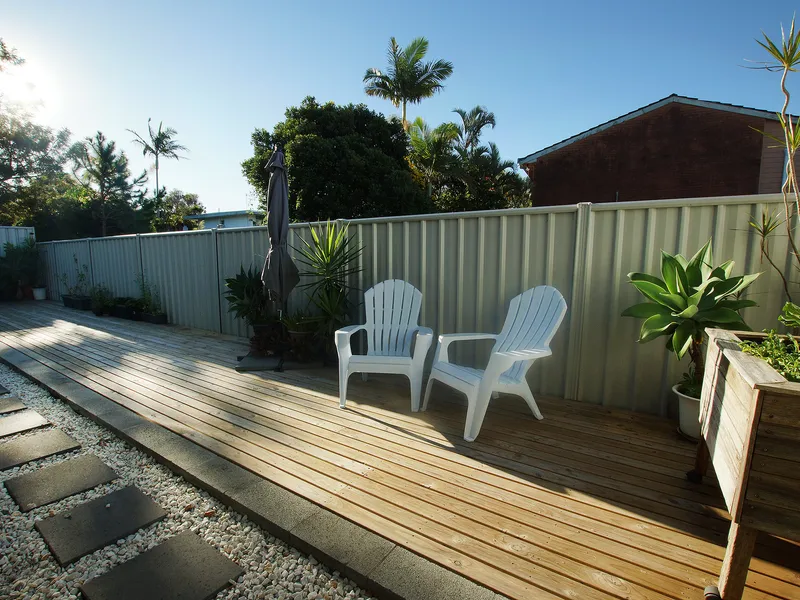 MODERN TOWNHOUSE WITH WALK TO BEACH