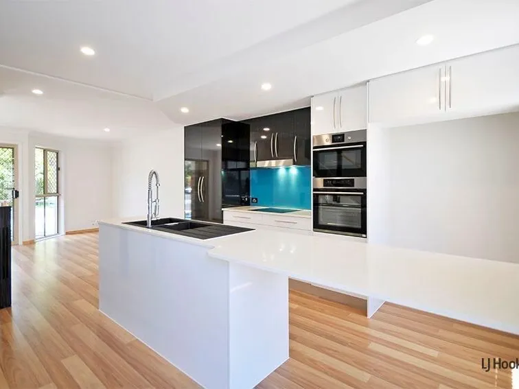 Stylish Renovated Beachside Townhouse - Dual Living Option