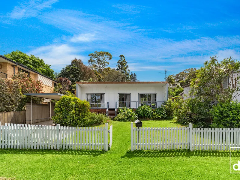 RETRO CHARM ONLY FOOTSTEPS TO THE VILLAGE & BEACHES