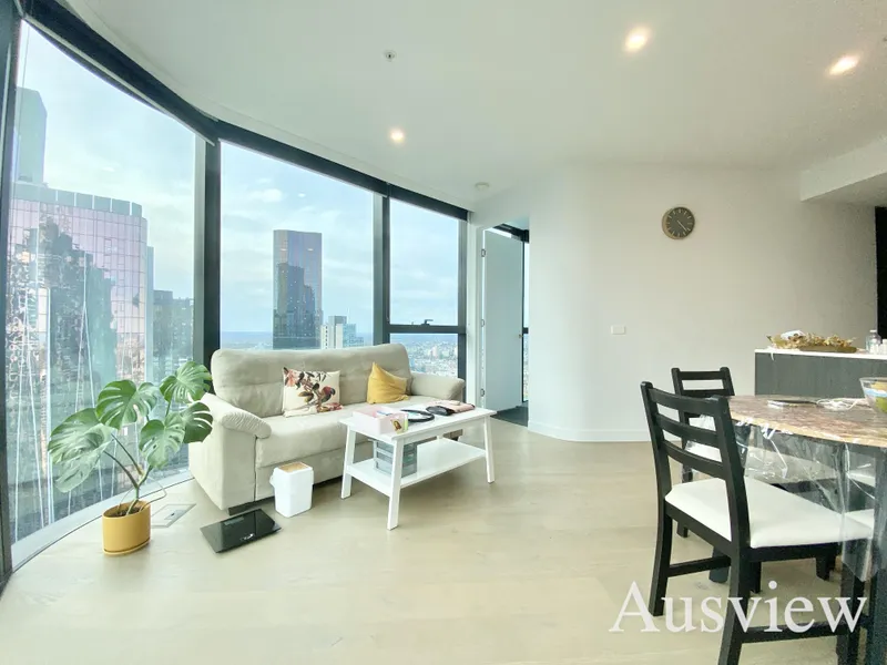 High Floor Light Filled Luxury Apartment! Next to Central Station!