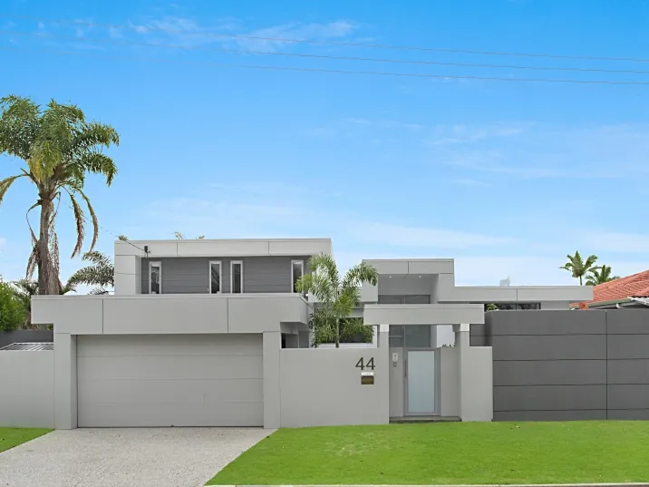 THE ESSENCE OF A BROADBEACH WATERS LIFESTYLE