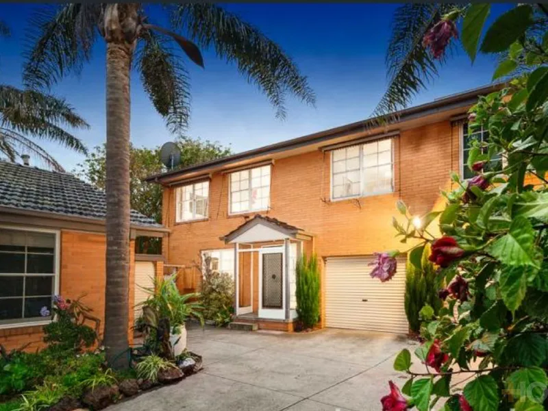 ONE DOOR FROM BAY, CLOSE TO VILLAGE!