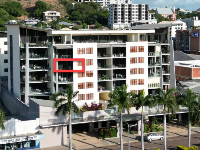 BEAUTIFUL 2 BED 2 BATH APARTMENT HIGH ON FLINDERS WITH PANORAMIC VIEWS