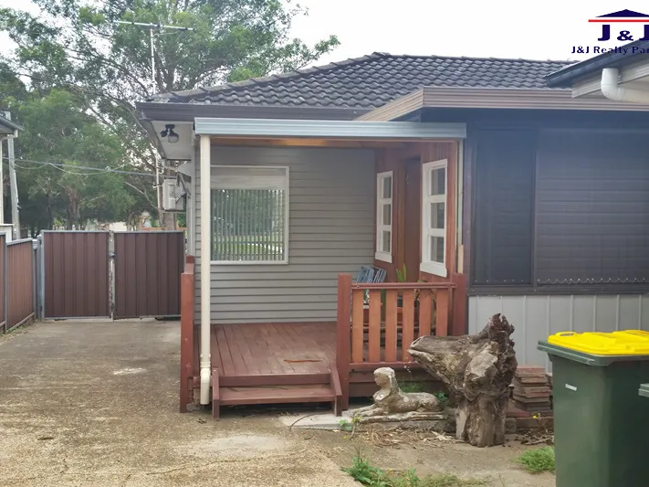 Renovated 3bedrooms with lounge and family
